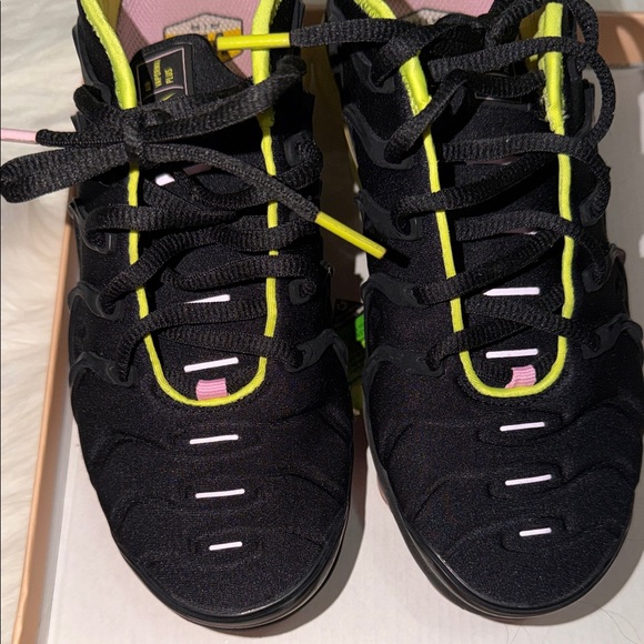 Nike Vapormax Plus size 7.5 Black and Pink - Picture 4 of 6